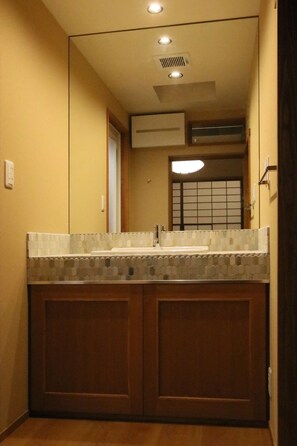 独立别墅, 3 间卧室 | 浴室 | 独立的浴缸和淋浴、免费洗浴用品、吹风机、拖鞋