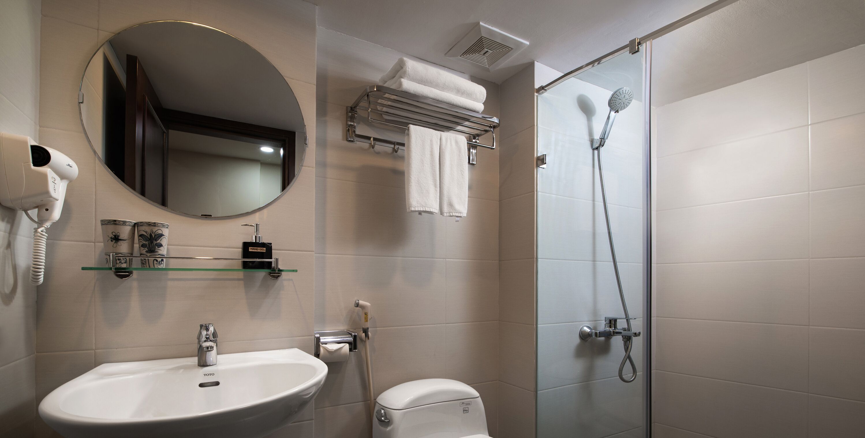 superior double or twin room | bathroom | shower, free toiletries, hair dryer, bathrobes