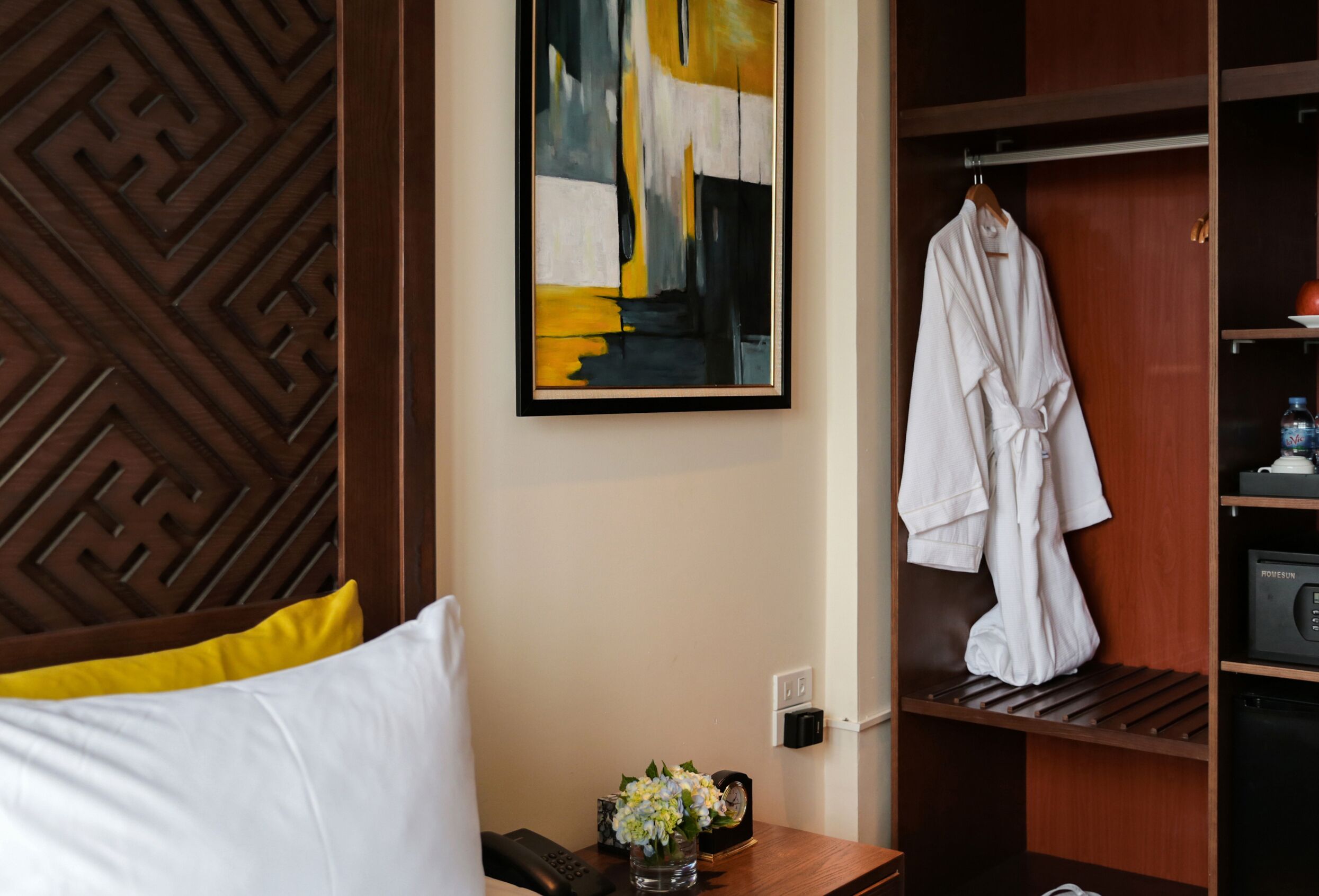 deluxe double room, lake view | 1 bedroom, minibar, in-room safe, individually decorated