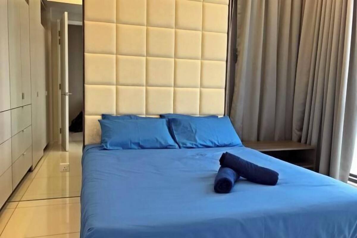 Laptop workspace, blackout curtains, iron/ironing board, free WiFi