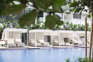 Piscine couverte, piscine extérieure, parasols de plage, chaises longues