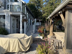 Outdoor dining - Relaxation and Fun Await at The Lakewood Lodge on Twin Lake (Waupaca)