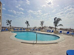 Outdoor pool, a heated pool - ★ sleeps 7 ★4 pools/Pool Side Bar ★ Private Beach Access★ (Orange Beach)