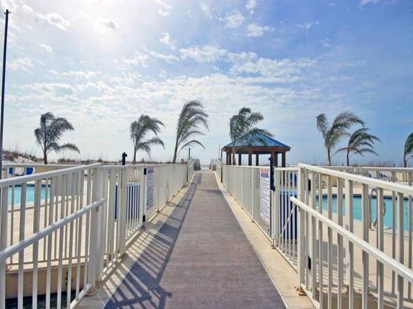Outdoor pool, a heated pool - ★ sleeps 7 ★4 pools/Pool Side Bar ★ Private Beach Access★ (Orange Beach)