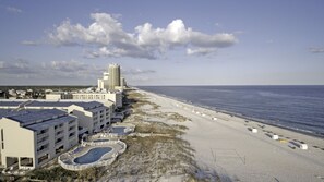 On the beach - ★ sleeps 7 ★4 pools/Pool Side Bar ★ Private Beach Access★ (Orange Beach)