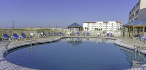 Outdoor pool, a heated pool - ★ sleeps 7 ★4 pools/Pool Side Bar ★ Private Beach Access★ (Orange Beach)