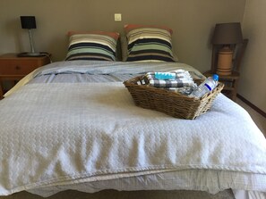 4 sovrum, skrivbord, strykjärn/strykbräda och resesäng