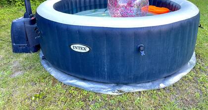 Spacious Waterfront House with Jacuzzi for Families and Friends