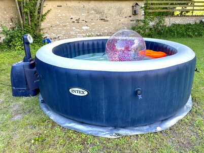 Spacious Waterfront House with Jacuzzi for Families and Friends