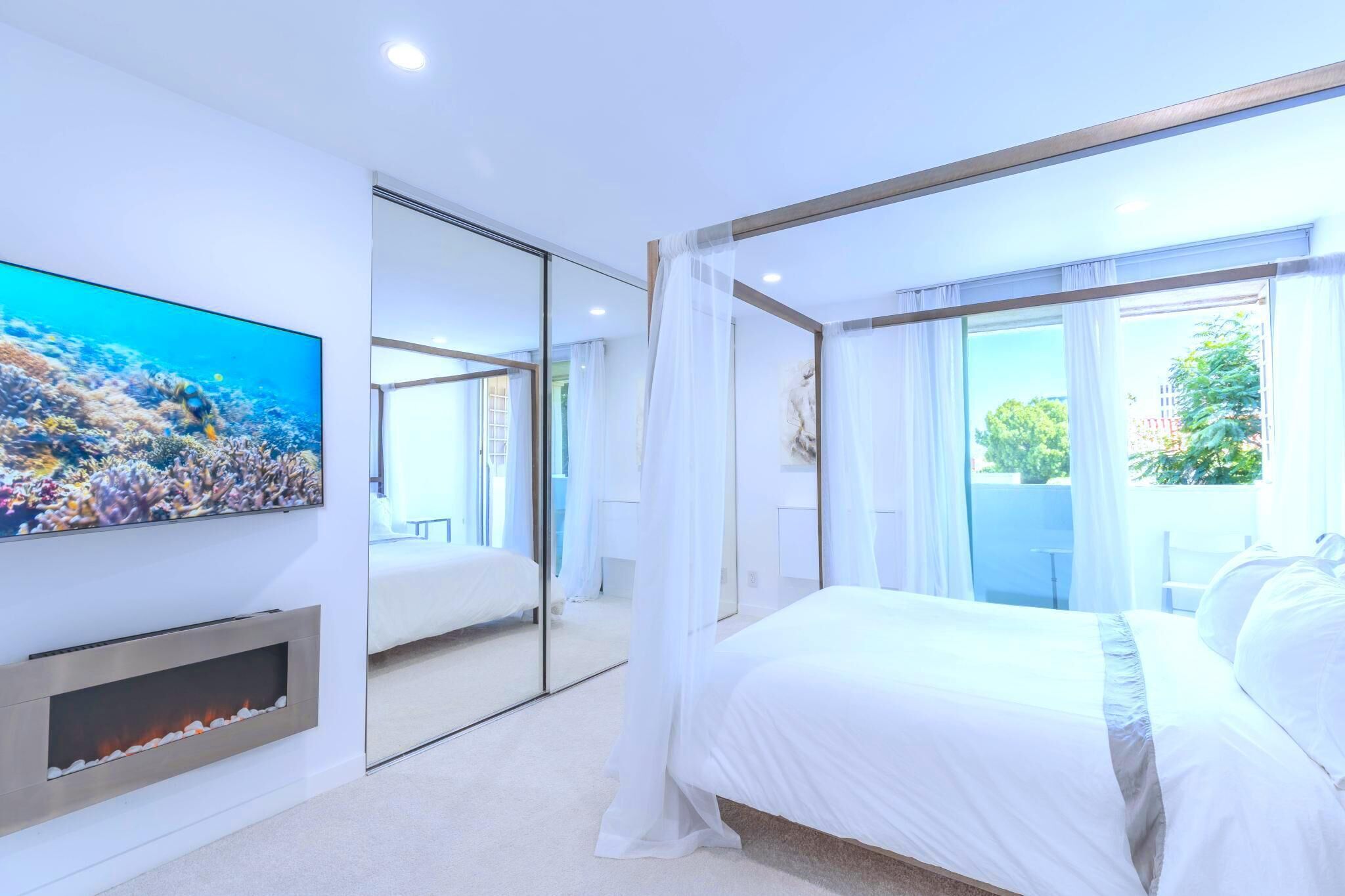 Magnificent Villa Blanca in the heart of Brentwood