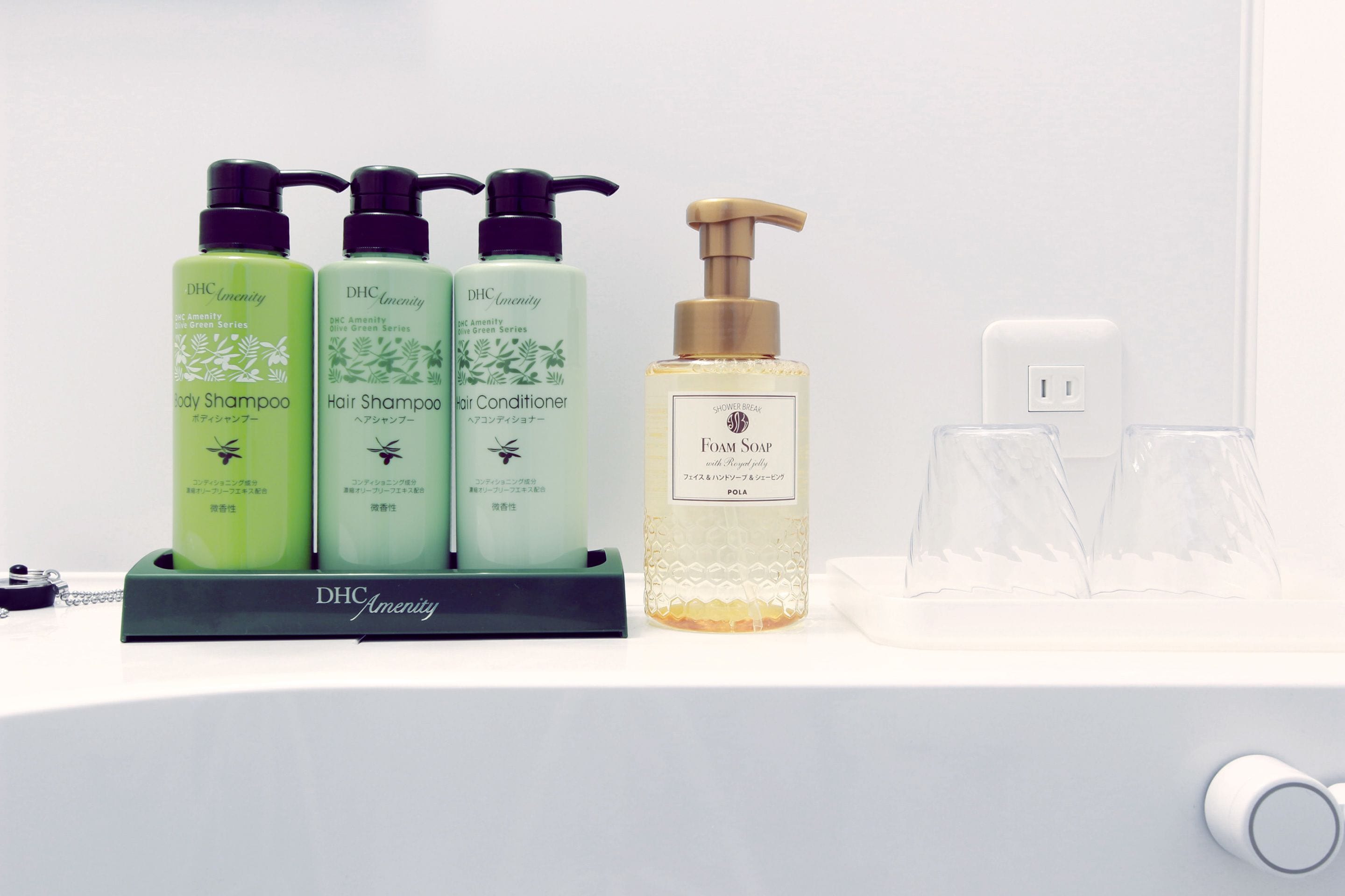 combined shower/bathtub, deep-soaking bathtub, rainfall showerhead