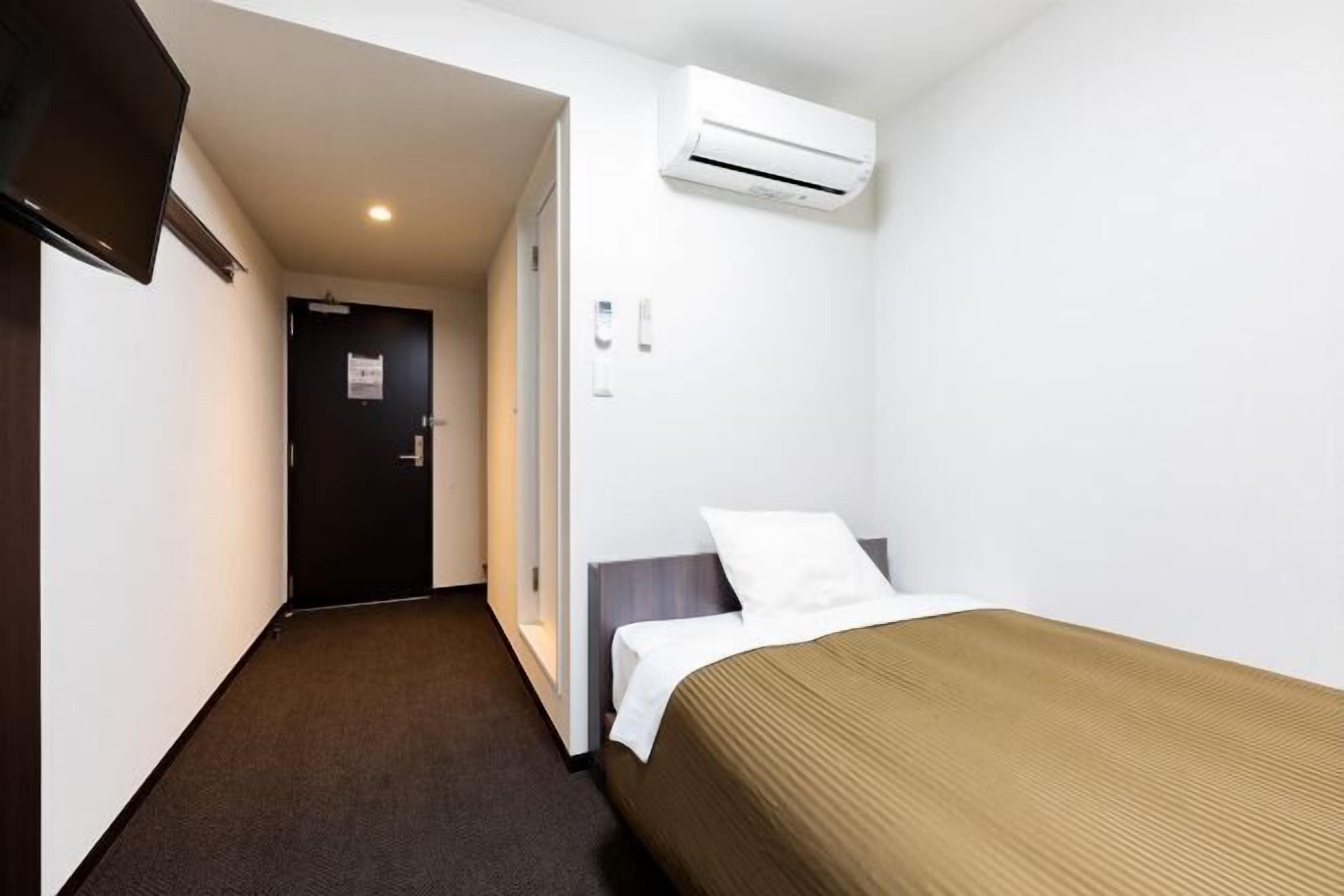 19 bedrooms, desk, blackout drapes, free WiFi