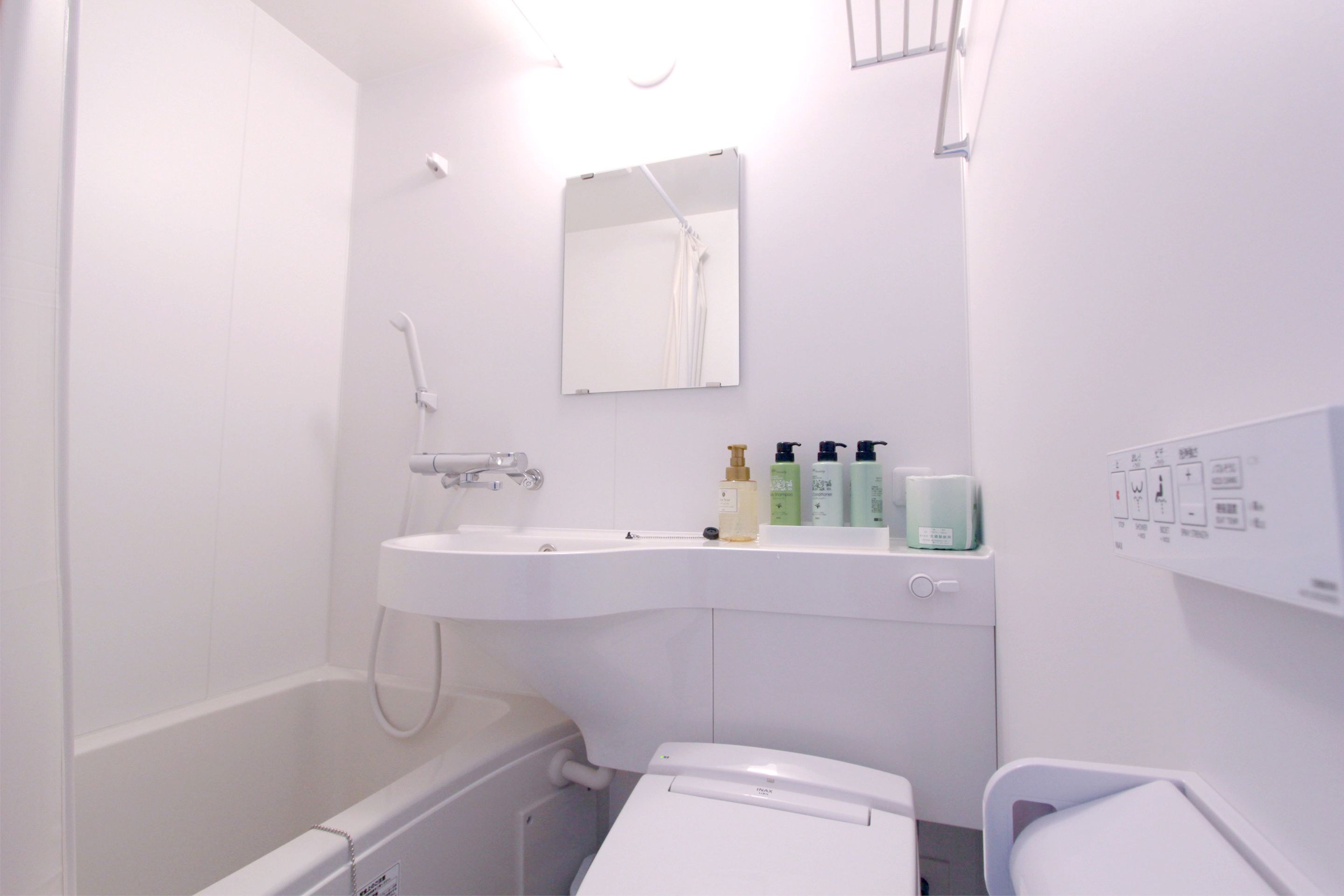 combined shower/bathtub, deep-soaking bathtub, rainfall showerhead