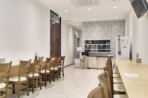 อาหารเช้าแบบญี่ปุ่นทุกวัน (JPY 800 ต่อคน)