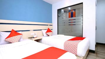 Kamar Twin Standar, 2 Tempat Tidur Twin | Meja kerja, Wi-Fi gratis, dan seprai linen