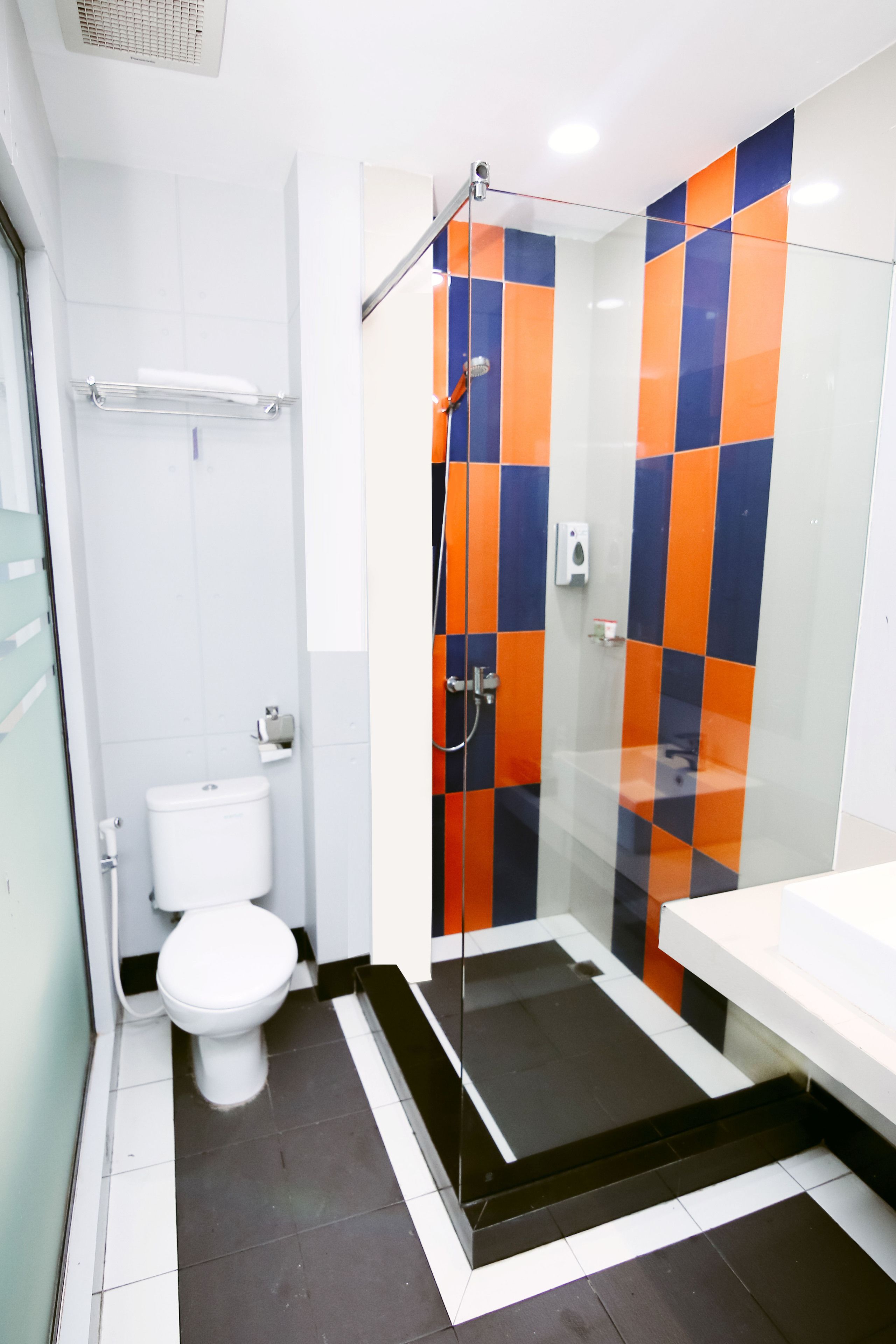 Kamar Twin Standar, 2 Tempat Tidur Twin | Kamar mandi | Shower, perlengkapan mandi gratis,  dan handuk