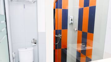 Kamar Twin Standar, 2 Tempat Tidur Twin | Kamar mandi | Shower, perlengkapan mandi gratis, dan handuk