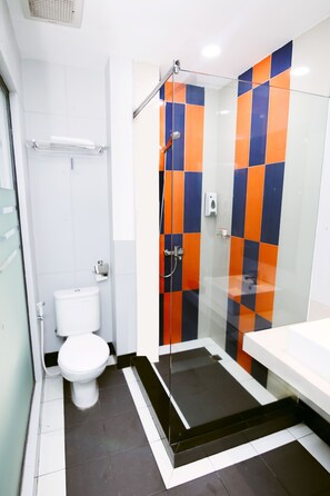 Standard Twin Room, 2 Katil Bujang (Single) | Bilik Mandi | Pancuran mandi, kelengkapan dandanan diri percuma, tuala disediakan 