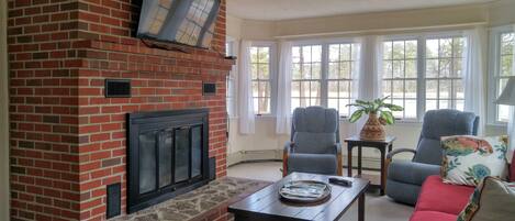 تلفزيون، مدفأة، تنس طاولة