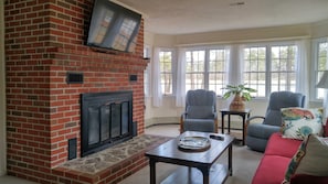 Televisión, chimenea y tenis de mesa