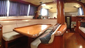 Un interior acogedor con un banco de madera, asientos acolchados y una pequeña mesa.