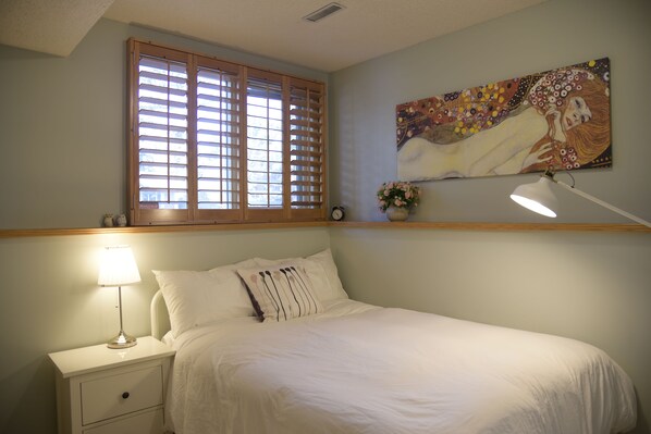 منزل بتجهيزات أساسية - سرير مزدوج | ملاءات من القطن المصري وأغطية فراش متميزة وألحفة محشوة بالريش