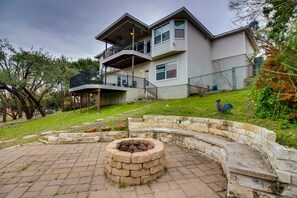 Exterior - Wonderful lake-view home with game room & firepit (Lago Vista)