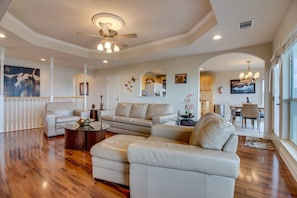 Télévision, lecteur de DVD, table de tennis de table