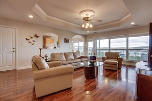 Télévision, lecteur de DVD, table de tennis de table