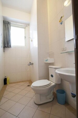 Quarto casal standard | Banheiro | Chuveiro, secador de cabelo, chinelos, toalhas de banho