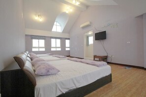 Comfort Quadruple Room | Desk, blackout drapes, free WiFi, bed sheets - Equuleus Homestay (Magong)
