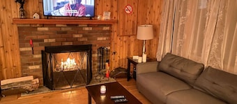 Tranquil Getaway near Indoor Waterparks, 5 min walk from pool and lakes