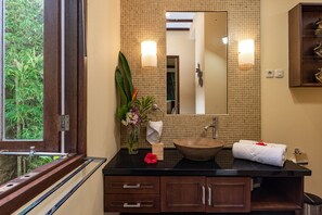 Bungalow Tokek | Bagno | Doccia, set di cortesia gratuito, asciugacapelli, asciugamani