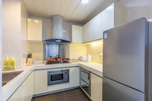 Apartment, 3 Bedrooms | Private kitchen | Fridge, stovetop, electric kettle