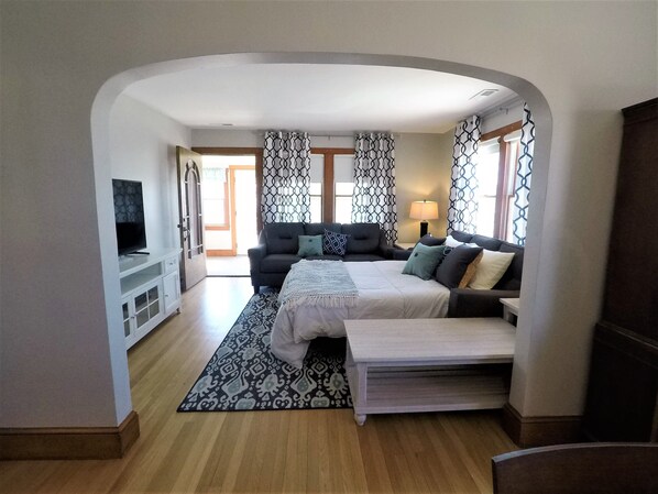 Smart TV, DVD player - Sea Level Sanctuary's High Tide (Seaside Park)