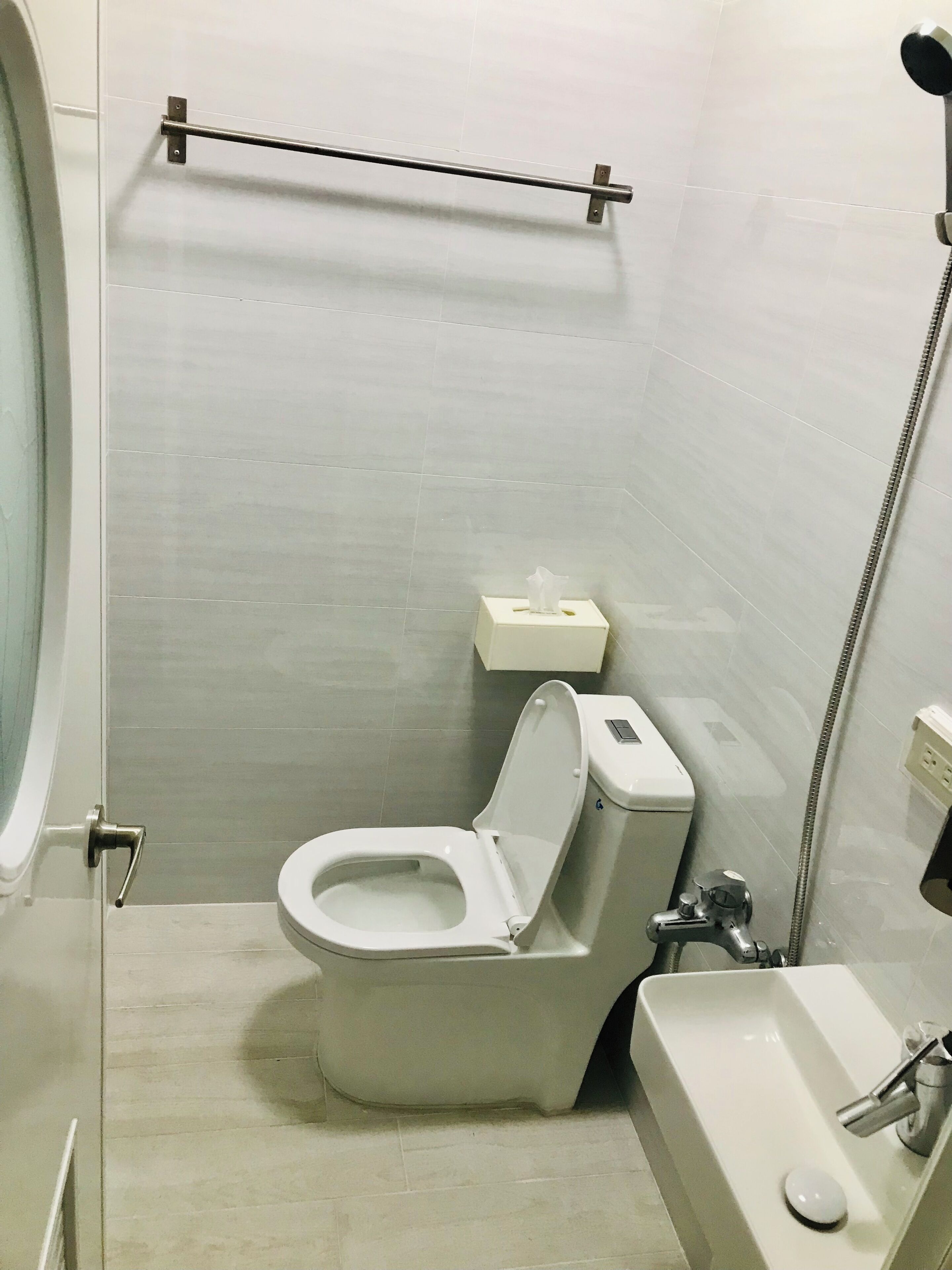 Chambre Quadruple Confort, non-fumeurs | Salle de bain | Articles de toilette gratuits, sèche-cheveux, chaussons