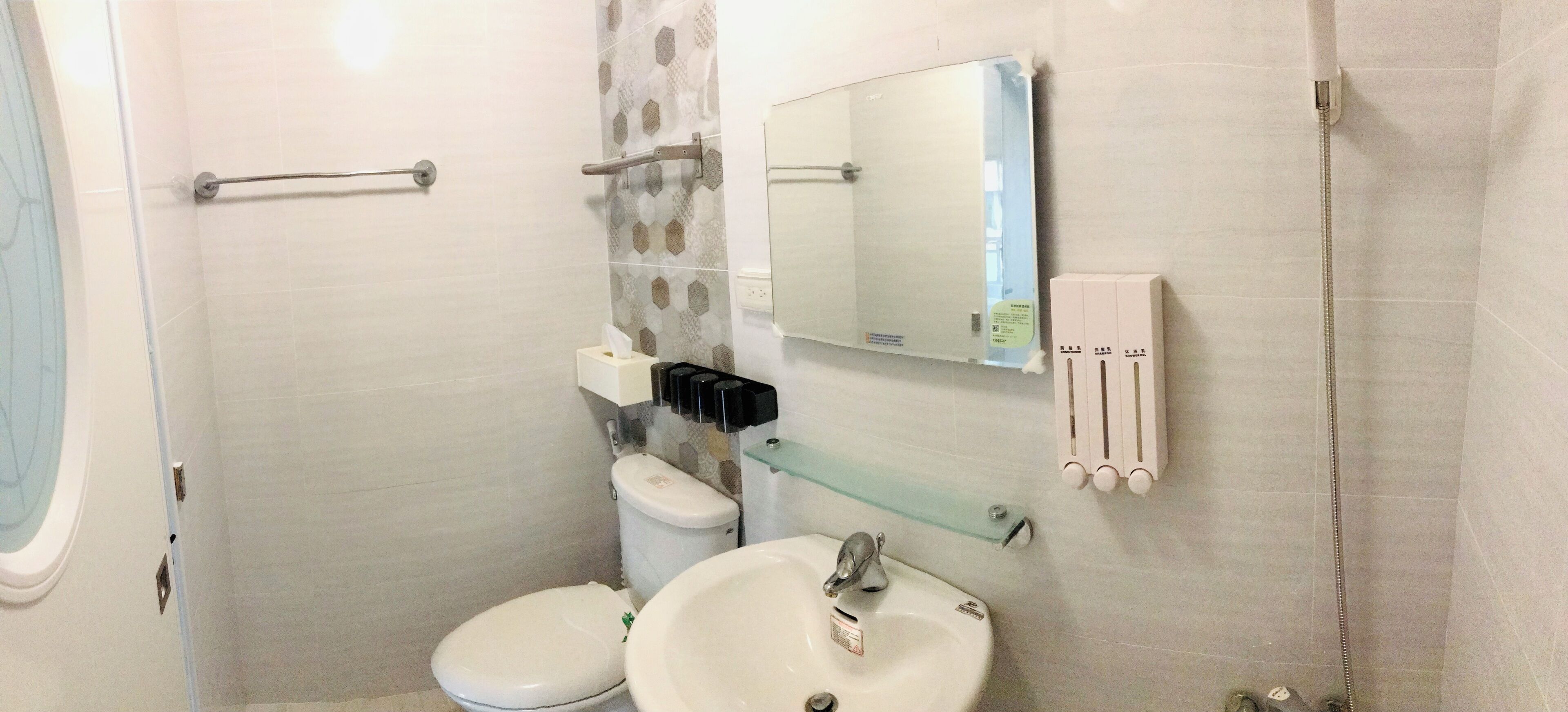 Habitación cuádruple estándar, para no fumadores | Baño | Amenidades de baño gratuitas, secadora de cabello, pantuflas, toallas 