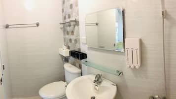 Habitación cuádruple estándar, para no fumadores | Baño | Amenidades de baño gratuitas, secadora de cabello, pantuflas, toallas