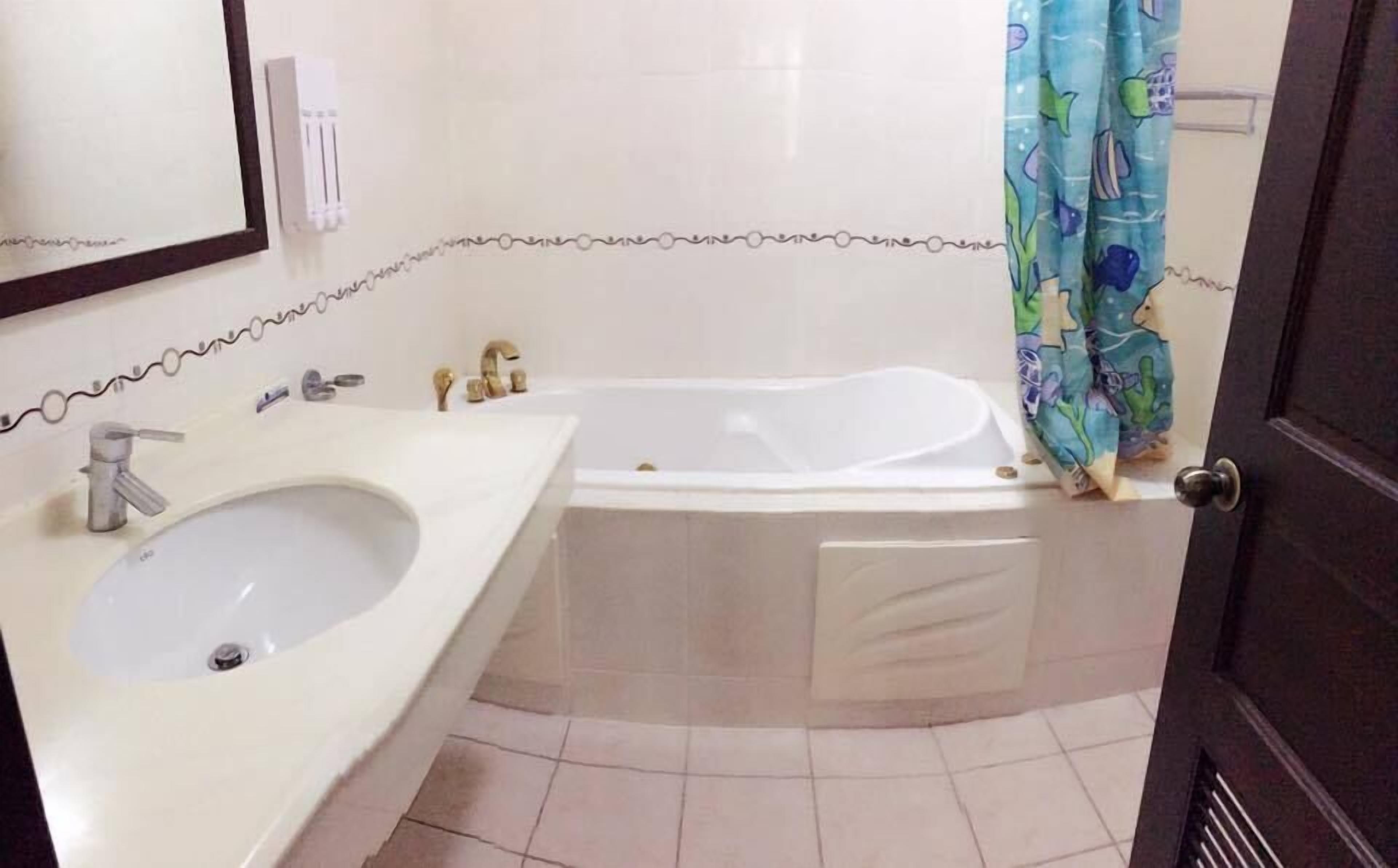 Classic Quadruple Room, Non Smoking | Bathroom | Free toiletries, hair dryer, slippers, towels
