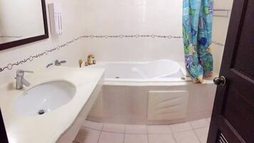 Classic Quadruple Room, Non Smoking | Bathroom | Free toiletries, hair dryer, slippers, towels