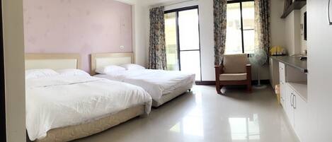 Meja kerja, Wi-Fi gratis, dan seprai linen