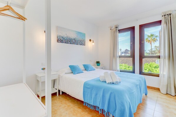 3 bedrooms, iron/ironing board, WiFi, bed sheets