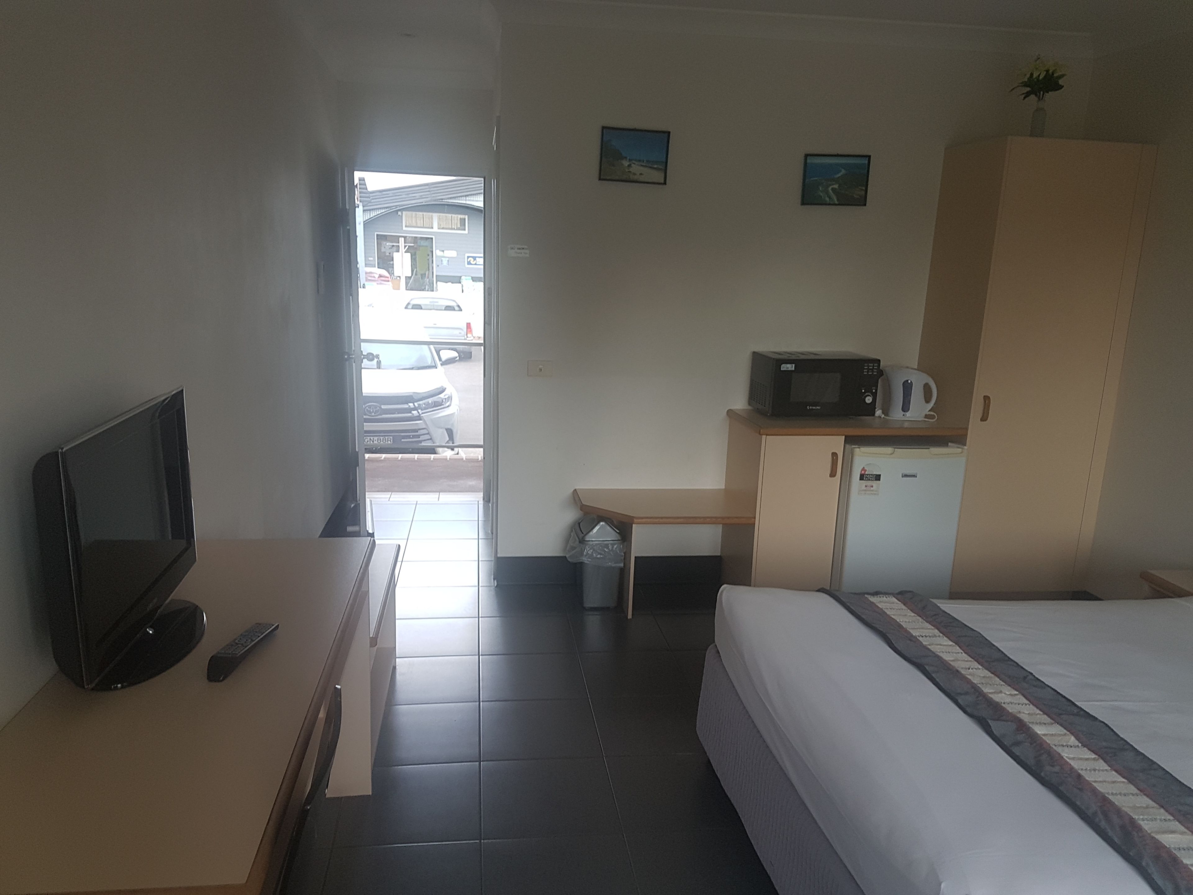 Deluxe Queen Room | 1 bedroom, individually furnished, desk, blackout drapes