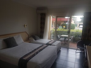 Deluxe Queen Room | 1 bedroom, individually furnished, desk, blackout drapes - Jopen Cafe & Motel (Sussex Inlet)