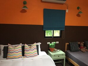 Comfort Twin kamer, aan de binnenplaats (C) | Individueel gemeubileerd, verduisterende gordijnen, gratis wifi