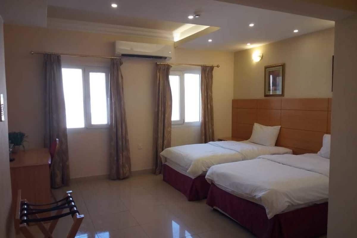 Tabla de planchar con plancha, wifi gratis y ropa de cama