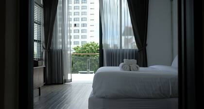 Rooftop Room with Bathtub and Fireplace