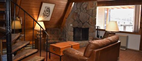 Een flatscreentelevisie, een open haard en een dvd-speler