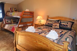 3 bedrooms, free WiFi, bed sheets - CJ Townhouse 16 - NFL Sunday Ticket - On The River - Across from the Fishing Pon (Red River)