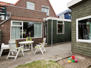 Outdoor dining - Vacation home with 3 bedrooms for 6 people with garden and 550 meters from beach. (Egmond aan Zee)